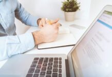 정부 “복귀 전공의 행정처분 중단…법적 부담없이 수련 전념토록” person writing on white notebook