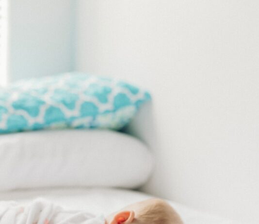 여름철 피부 미백 팁 photo of baby laying on bed