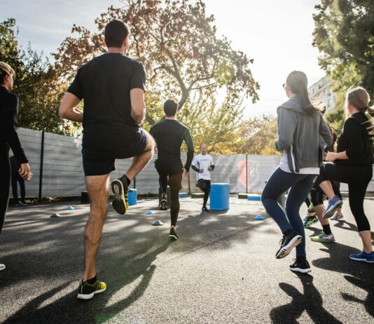 여름철 야외 운동 시 안전 수칙 man in black t-shirt and black shorts running on road during daytime