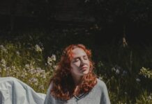여름철 운동 중 휴식의 중요성 woman in gray sweater sitting on white textile