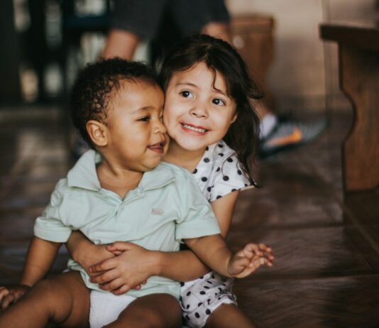 양육수당, ‘압류방지 전용 통장’으로 받는다…“지원금 보호” selective focus photography of girl hugging boy