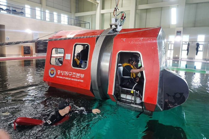 민간업체 소속 헬기 승무원 대상 수상 생환훈련 중 헬기 동체 탈출 실전훈련