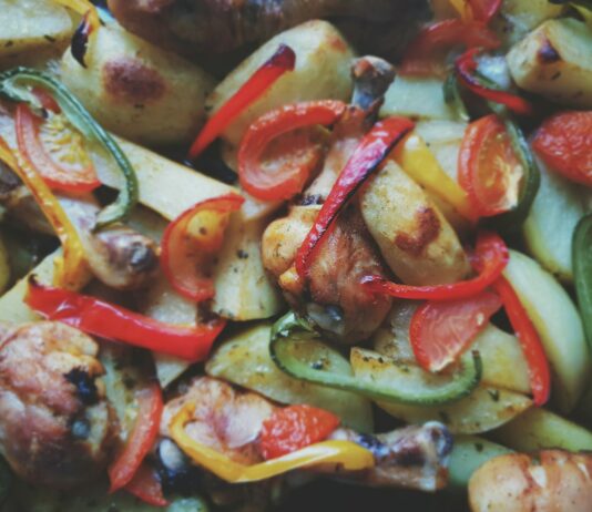체중 조절을 위한 저칼로리 식사 레시피와 팁 a close up of a plate of food with meat and veggies