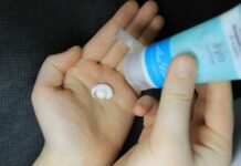 환절기 피부 건강을 지키는 방법 blue and white plastic bottle