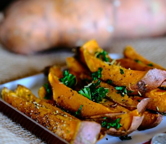 운동 전후로 먹으면 좋은 음식과 피해야 할 음식 sliced vegetable on brown wooden chopping board