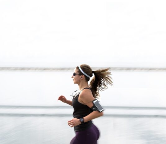 운동을 즐겁게 만드는 팁: 지루하지 않게 꾸준히 하기 woman running wearing armband