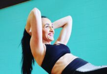 운동을 통해 스트레스를 해소하는 방법 woman in black tank top and gray leggings doing yoga