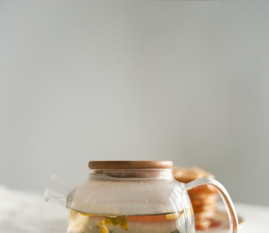 차와 허브 효능 clear glass jar on white textile