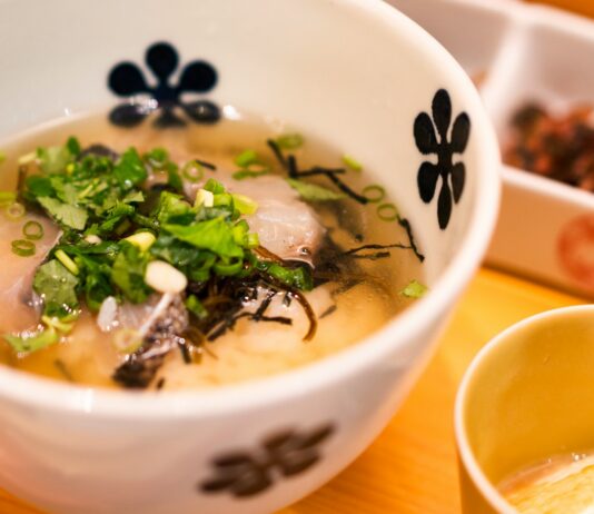스트레스로 인한 장염에 좋은 음식 white and blue ceramic bowl with soup