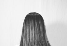 흰머리, 유전만 탓할 수 없다…생활습관이 만든 조기 백발의 진실 woman in white long sleeve shirt