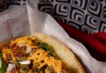 “야식 끊고 자고 싶어요”… 뇌가 보내는 ‘배고픔 신호’에 속지 마세요 brown and yellow dish on white paper