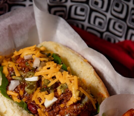 “야식 끊고 자고 싶어요”… 뇌가 보내는 ‘배고픔 신호’에 속지 마세요 brown and yellow dish on white paper