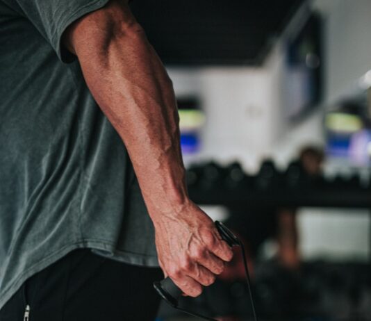 “팔뚝이 내 몸이었는지 몰랐어요”…소매 걷자마자 놀란 팔뚝살, 왜 생길까? man in gray t-shirt and black pants holding black corded headphones