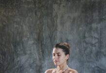 “가슴이 답답하고 숨 쉬기 힘들어요”… 그럴 땐 호흡근 운동이 필요합니다 woman in white bikini sitting on red chair