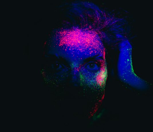 “햇빛에 조금만 나가도 눈이 너무 피곤해요”… 자외선, 피부보다 눈이 먼저 당합니다 a woman with a blue and pink hair and a black background