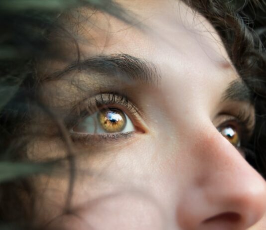 “요즘 아침에 일어나면 눈이 뻑뻑해요”…초여름 ‘안구 건조증’ 시작 신호 closeup photo of person