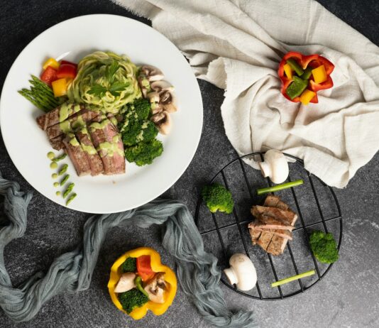 균형 잡힌 식단, 건강한 삶의 첫걸음 a white plate topped with meat and veggies