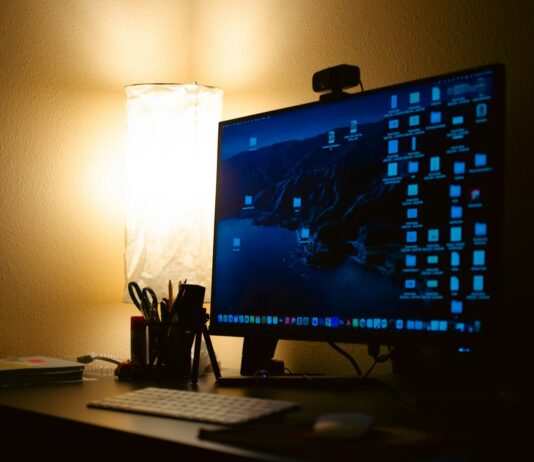 직장인 건강 적신호…책상 앞 하루 8시간, 건강관리 이렇게 하세요 a computer monitor and keyboard