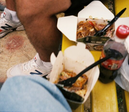 여름철 건강 관리, 작은 습관이 큰 차이를 만든다 person in white nike sneakers