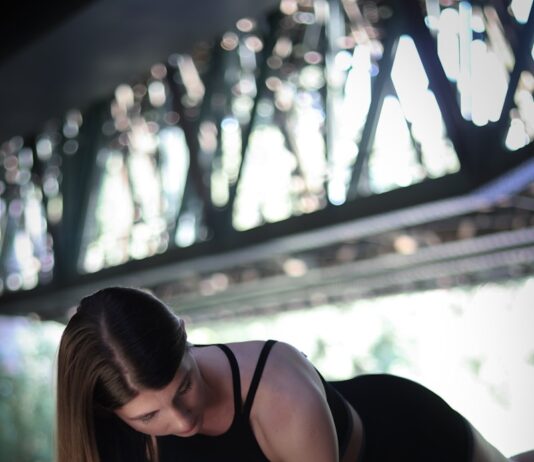 “늘 다이어트 중인데도 살이 안 빠져요”… 혹시 ‘근육 없는 체중감량’ 아닌가요? A woman in a black top is doing a push up