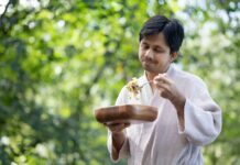 바쁜 일상 속 ‘마음챙김 식사’가 건강 지킨다… 집에서도 쉽게 실천하는 팁 a man holding a plate of food in his hands