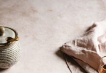 일상 속 스트레스, ‘작은 변화’로 조절한다… 건강 트렌드 따라 해보는 실천 팁 a bowl of yogurt with blackberries and granola