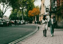 “식사 후 10분이 평생 건강을 결정한다”… 혈당 스파이크 잡는 ‘가성비 운동’의 정체 a couple of people walking down a street