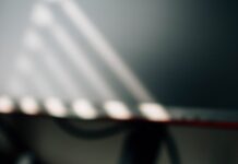 “책상에서 건강 챙기기” 직장인 건강 트렌드와 실천법 clear glass mug on brown wooden table