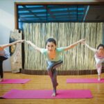 키즈 필라테스 열풍: “학원 가기 전 50분,” 우리 아이 성조숙증 예방과 키 성장의 비밀 2 women in pink tank top and pink leggings doing yoga