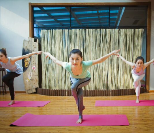 키즈 필라테스 열풍: “학원 가기 전 50분,” 우리 아이 성조숙증 예방과 키 성장의 비밀 2 women in pink tank top and pink leggings doing yoga