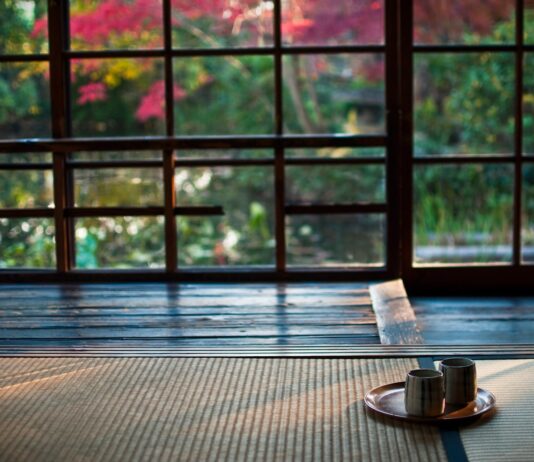 요가와 차(Tea) 문화: 수련 전후에 마시는 차 한 잔이 몸의 이완에 미치는 영향 two mugs on saucer plate on floor